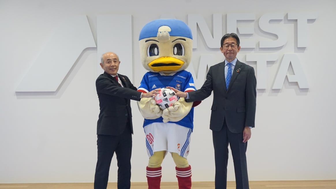 左：横浜マリノス株式会社 代表取締役社長 黒澤 良二様